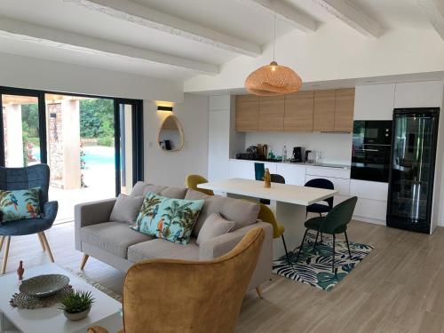 Magnifique villa avec piscine au coeur des vignes in โคโกลิน