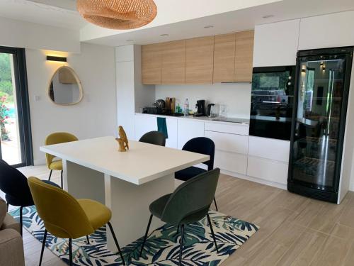 Magnifique villa avec piscine au coeur des vignes in โคโกลิน