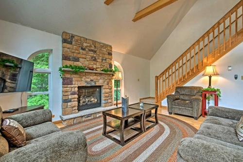 Lakeside Camelot Chalet 3 Mi to Jack Frost Skiing in Blakeslee, USA