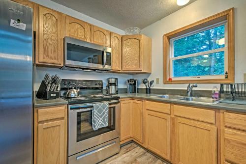 Lakeside Camelot Chalet 3 Mi to Jack Frost Skiing in Blakeslee, USA