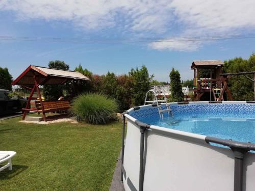 Bazén, Holiday home in Balatonkeresztur 41050 in Balatonmariafurdo
