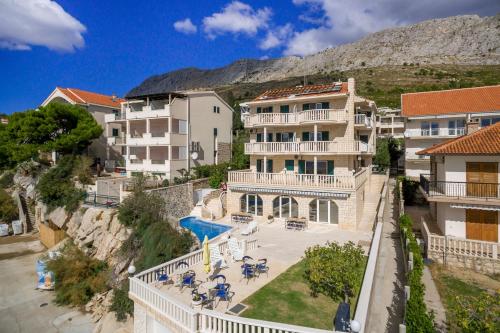 Apartment Aria with private heated pool in Duce
