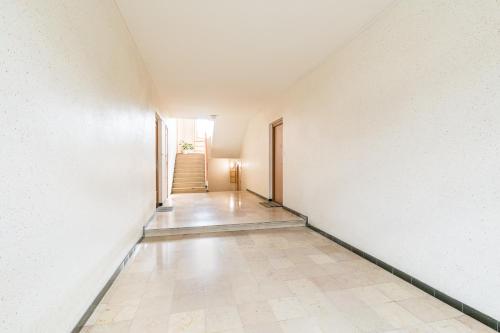 Appartement Climatisé 7mn Centre Ville 95M2 4 Adultes Bébé Garage Sous sol Arrivée Autonome - image 4