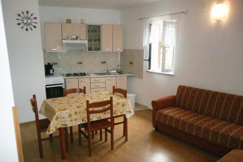 Apartments by the sea Valun, Cres - 8081