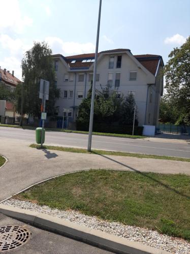 NAPKŐ APARTMAN (NAPKO APARTMAN) in อักฟัลวี อูตี ลาโกเตเลป