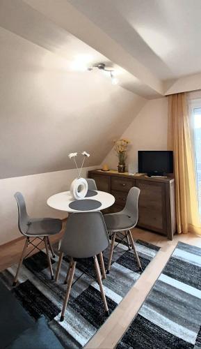 NAPKŐ APARTMAN (NAPKO APARTMAN) in อักฟัลวี อูตี ลาโกเตเลป