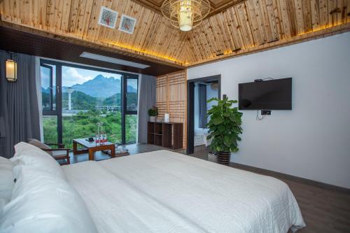 Heaven's Gate Home Stay --free pick up service--panoramic view of Tianmen Mountain near สนามบินจางเจียเจี้ย