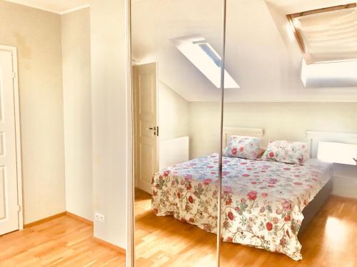 Cozy city penthouse apartment, free parking