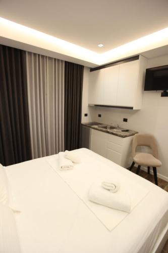Double Room image 3