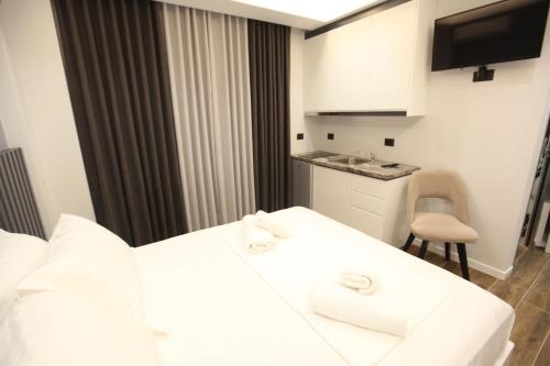 Double Room image 10