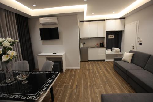 Family Room image 9