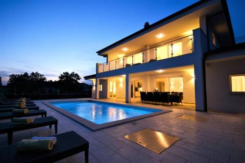 New Villa with Pool