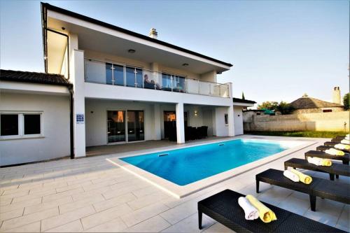 New Villa with Pool