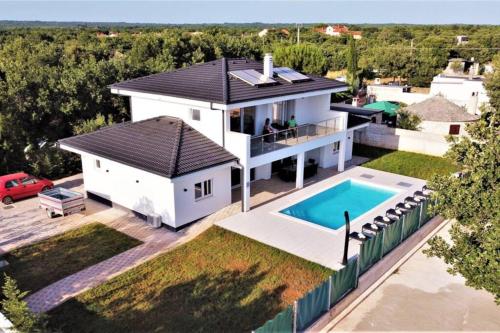 New Villa with Pool