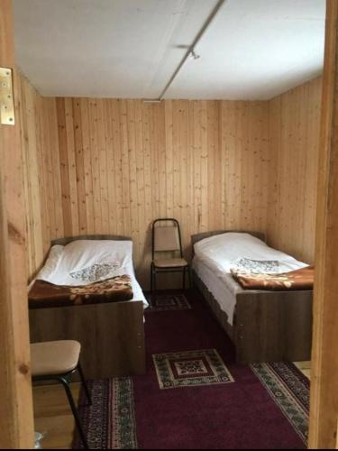 2 twin beds