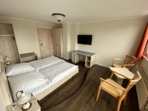 Double Room with Balcony image 3