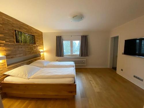 1 queen bed, 2 twin beds
