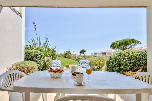 Dans un ecrin de verdure avec piscine partagee bel appartement aux Sables d Olonne