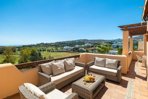  Precioso ático con las mejores vistas de Benahavís, Ferienwohnung in Estepona