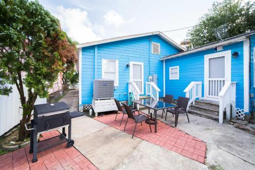 Colorful Bungalow Only half Mile to Pleasure Pier! - image 14