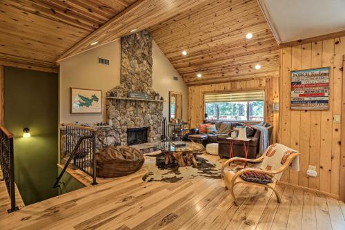 Cozy Lake Arrowhead Cabin Less Than 2 Mi to Blue Jay Bay! in Lake Arrowhead, USA