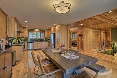 Cozy Lake Arrowhead Cabin Less Than 2 Mi to Blue Jay Bay! in Lake Arrowhead, USA