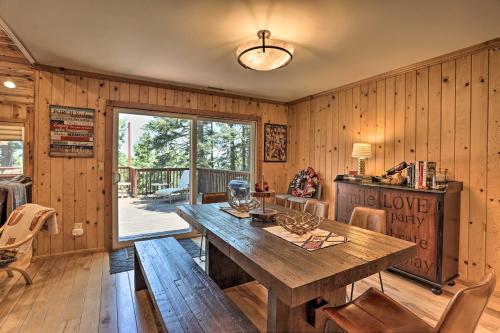 Cozy Lake Arrowhead Cabin Less Than 2 Mi to Blue Jay Bay! in Lake Arrowhead, USA