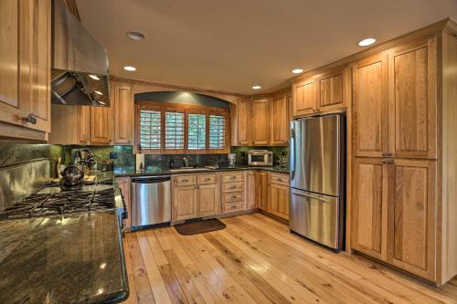 Cozy Lake Arrowhead Cabin Less Than 2 Mi to Blue Jay Bay! in Lake Arrowhead, USA