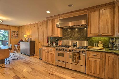 Cozy Lake Arrowhead Cabin Less Than 2 Mi to Blue Jay Bay! in Lake Arrowhead, USA