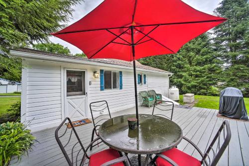 Milford Cottage on Half Acre with Deck and Grill!