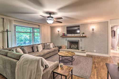 Cabin in Lake Locust Village with Fire Pit and Sauna! in Pocono Lake, USA