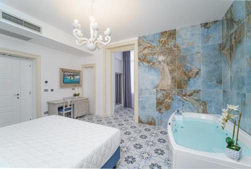 Deluxe Suite with Spa Bath image 6