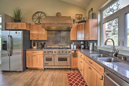 On-Site Hiking Access Mtn-View Conifer Cabin in شيري كريك