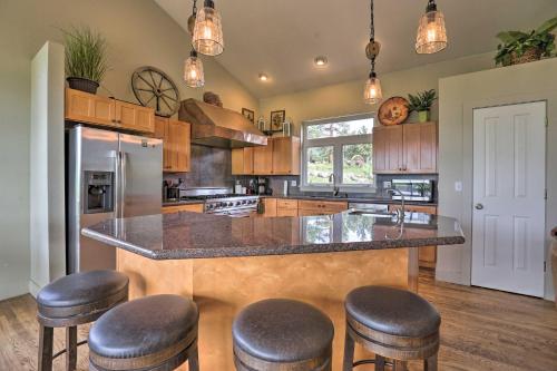 On-Site Hiking Access Mtn-View Conifer Cabin in شيري كريك