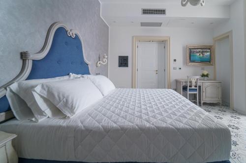 Deluxe Suite with Spa Bath image 3