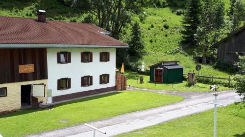 Ferienhaus Monika, Pension in Gutschau bei Stanzach