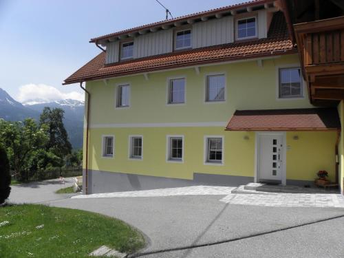 Apartment with Mountain View