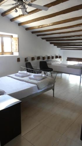1 double bed, 1 twin bed