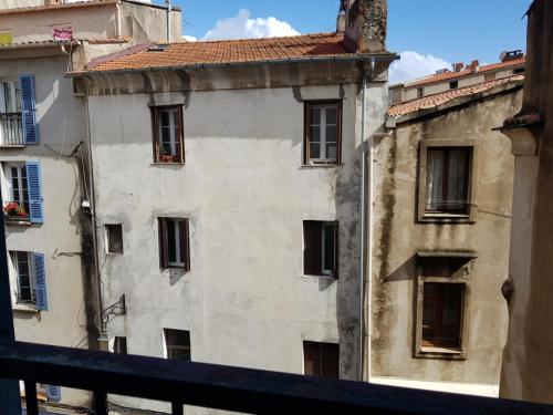 AJACCIO VIELLE VILLE IMPERIALE GRAND STUDIO POUR 3 PERSONNES a PROXIMITE DU PORT ET DES PLUS BELLES PLAGES