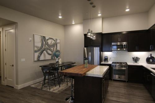 Pipedream Retreat at Sage Creek with Heated Pool - image 12