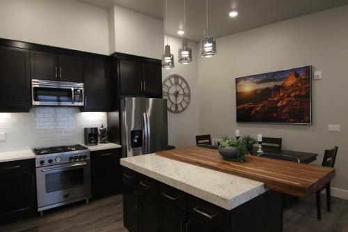 Pipedream Retreat at Sage Creek with Heated Pool - image 2