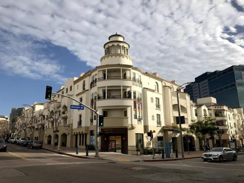 Perfect Apt near UCLA w Parking Gym Pool WIFI in Westwood B3 in Los Angeles, USA