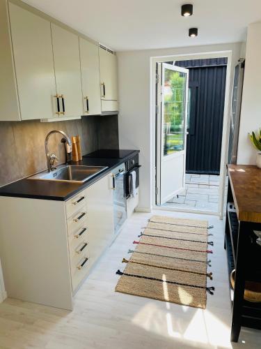 Mysigt nybyggt hus nara till strand och centrum.