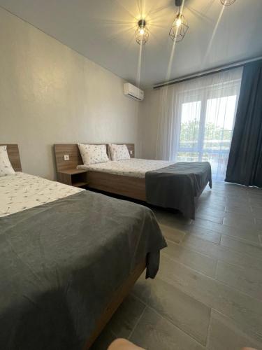 1 queen bed, 1 twin bed
