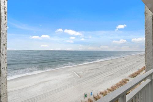 Direct Oceanfront Studio with Beautiful Updates! Sea Mist Resort 20709 Queen Beds - Full Kitchen!