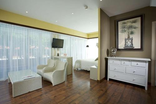 Family Queen Suite with Bunk Beds and Terrace