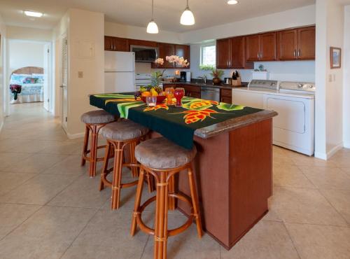 Alii Kai 3103 -watch for whales from oceanfront lanai! View from every window