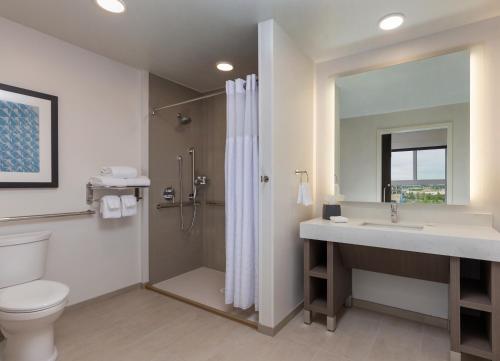Den King Room with Roll-in Shower - Disability Access