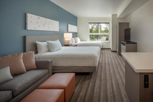 2 queen beds, 1 sofa bed