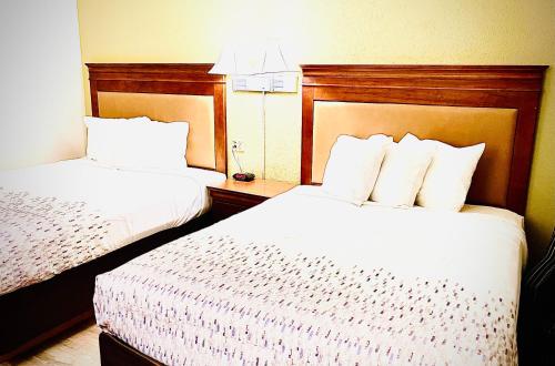 2 queen beds
